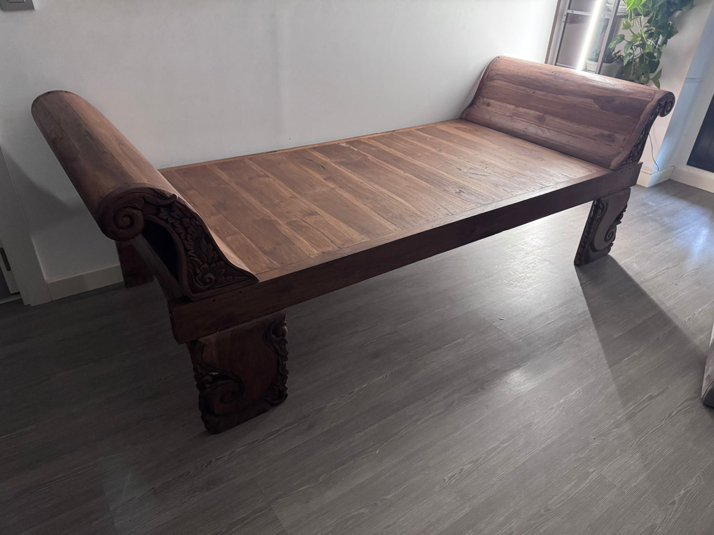 Banco colonial asiático en teca