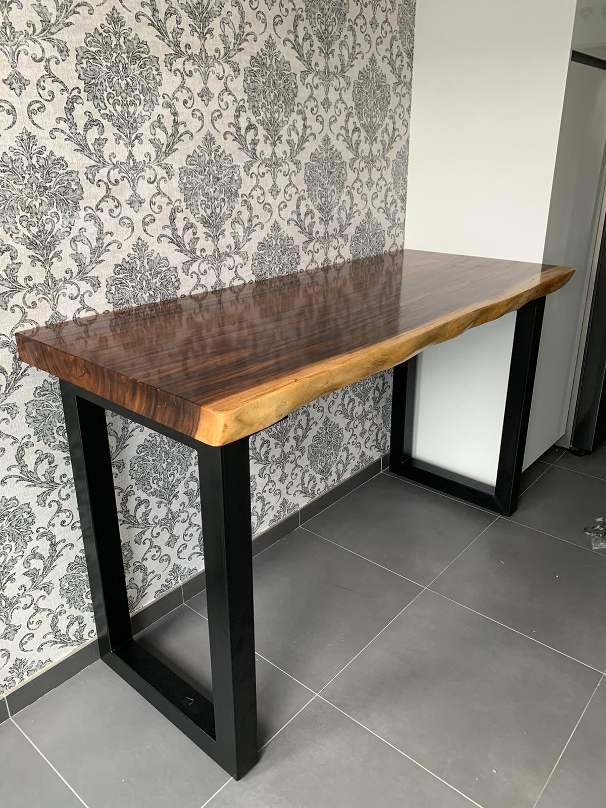 Consola colonial asiática a medida En madera de Suár con pata metal