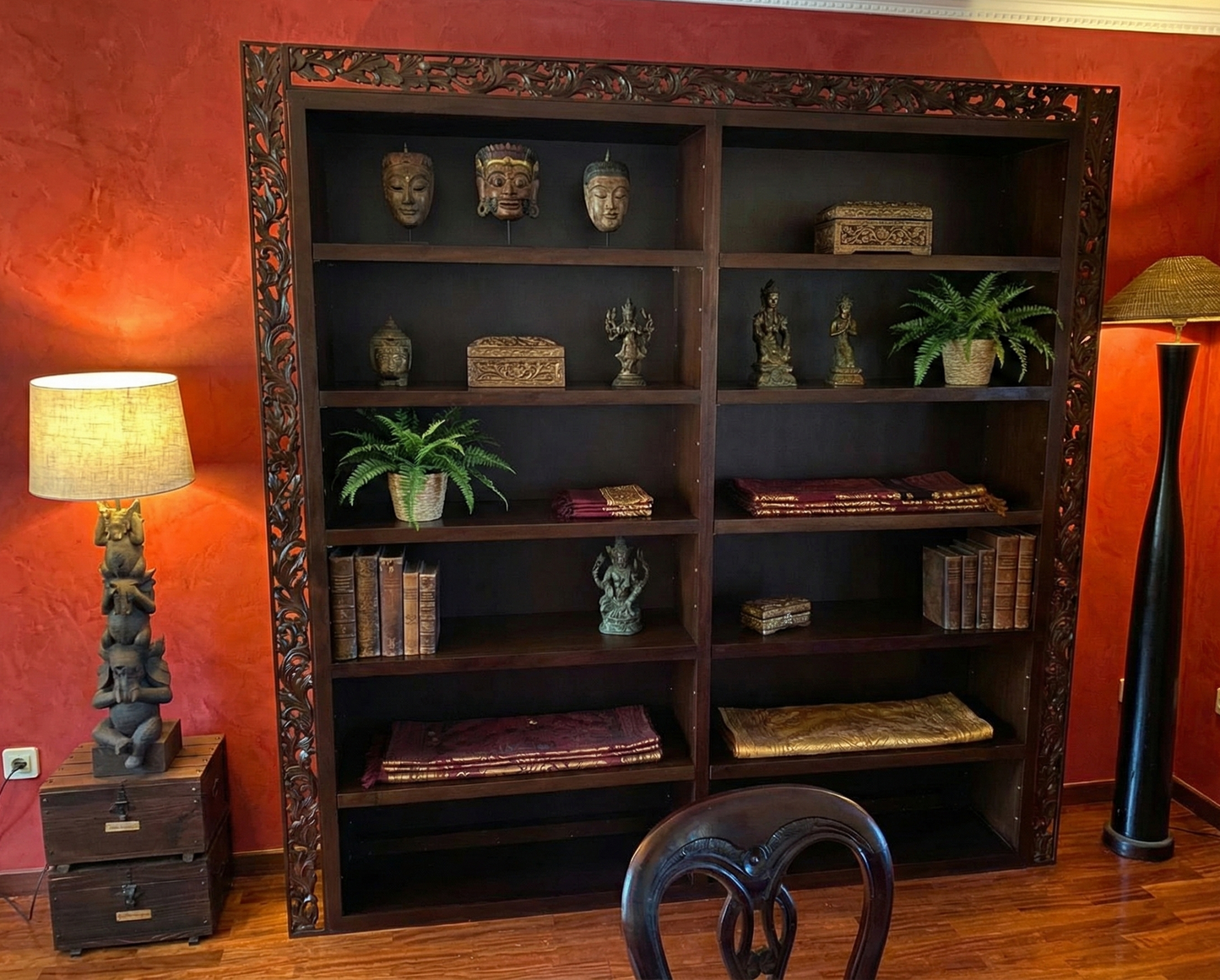 Librería colonial asiática a medida con talla perimetral en madera de teca AM-14489