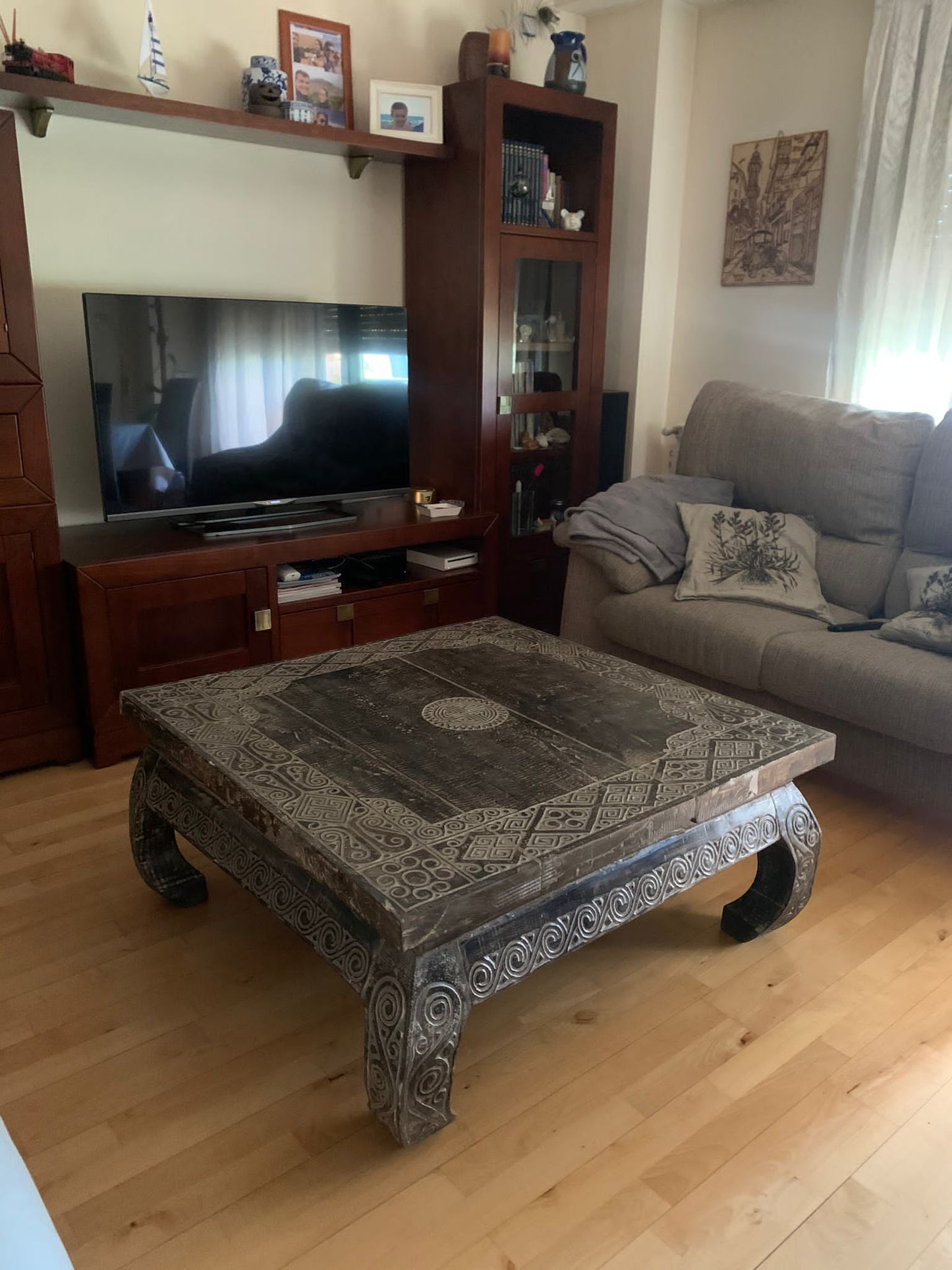 Mesa de centro estilo colonial-asiático artesanal en madera roja de Timor AM-14556