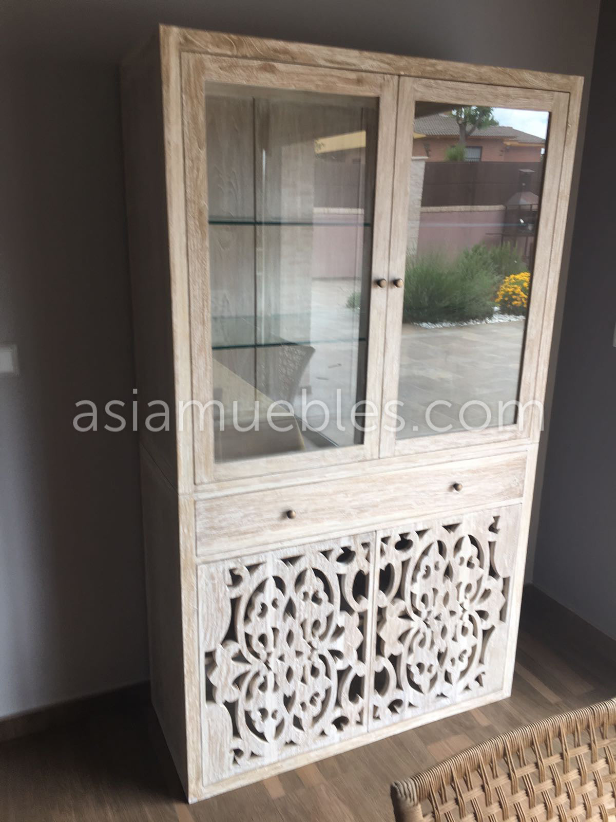 Vitrina a medida en teca blanco decapado con puertas talladas - AM-14387