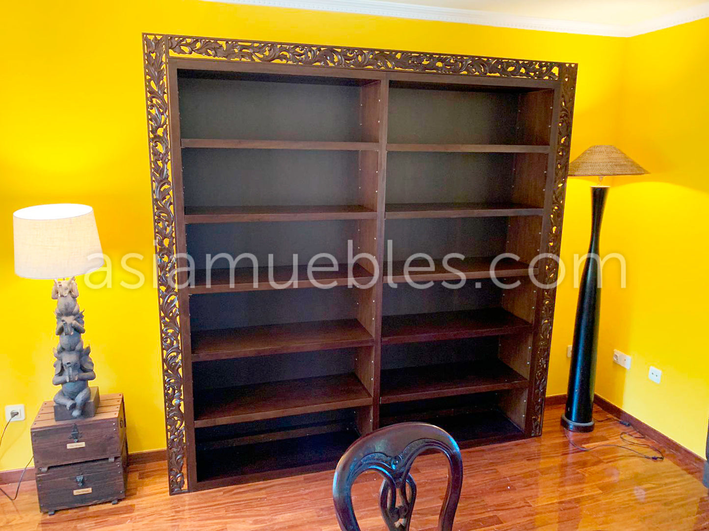 Librería con talla perimetral en madera de teca AM-14489