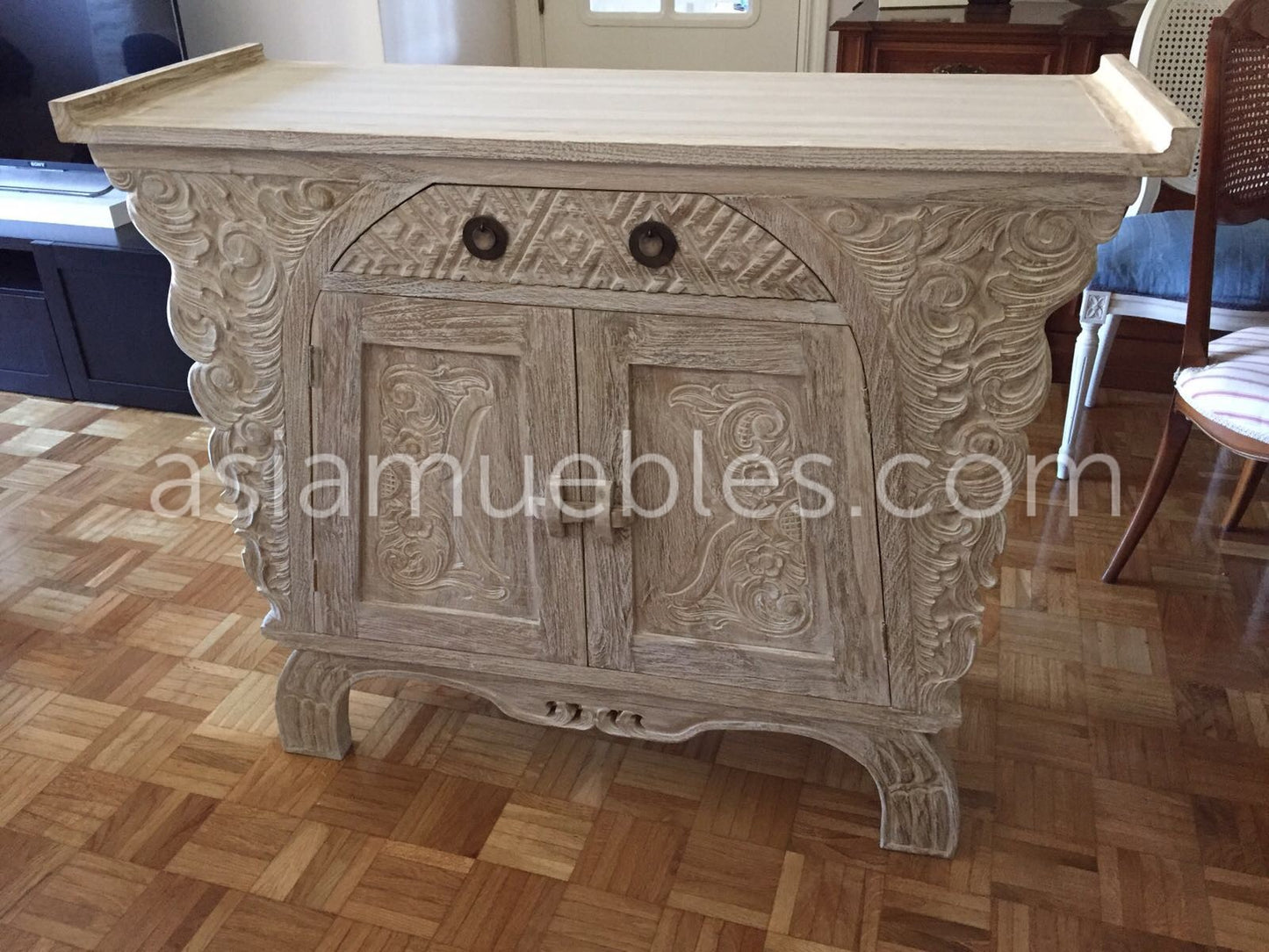 Aparador colonial asiático tallado en teca y blanco decapado AM-20844