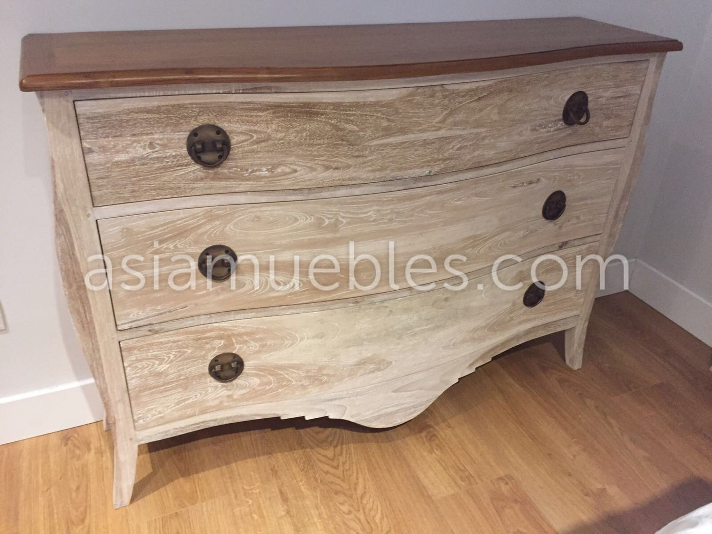 Comoda colnial asiática