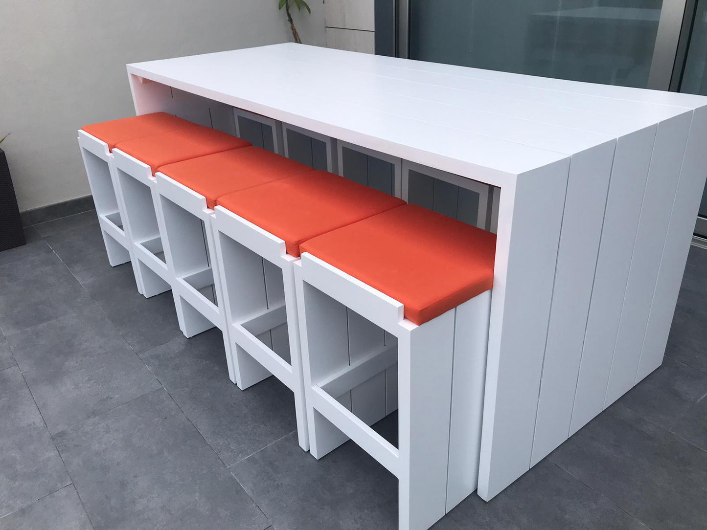 Barra de bar con taburetes a medida en teca AM202208041933