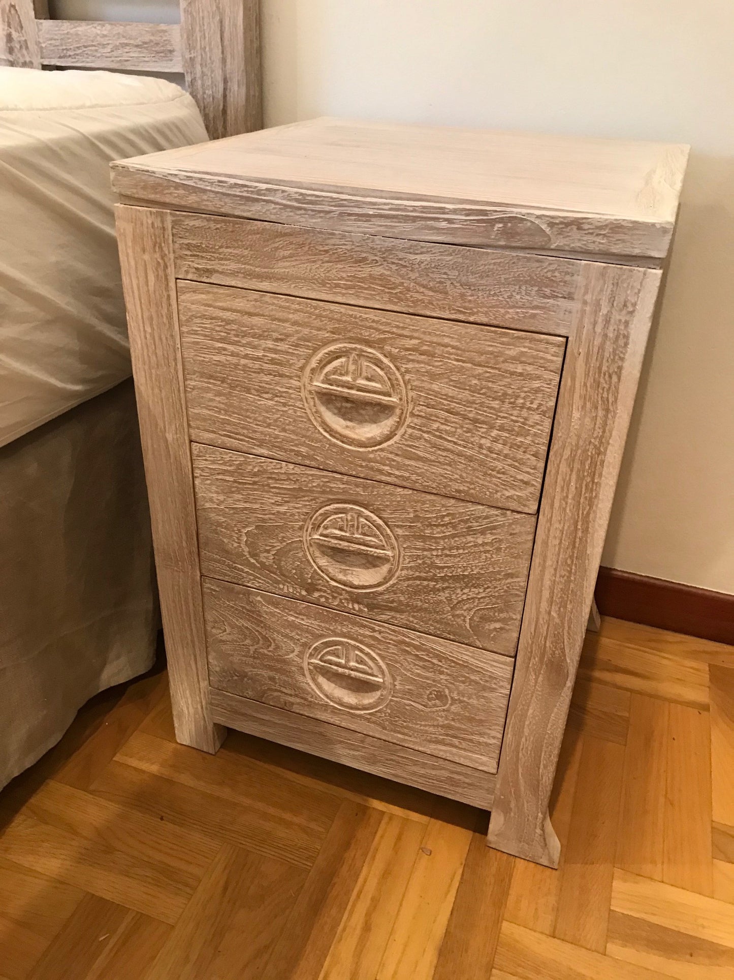 Mesita de noche con tallado artesanal en tiradores AM202208041944