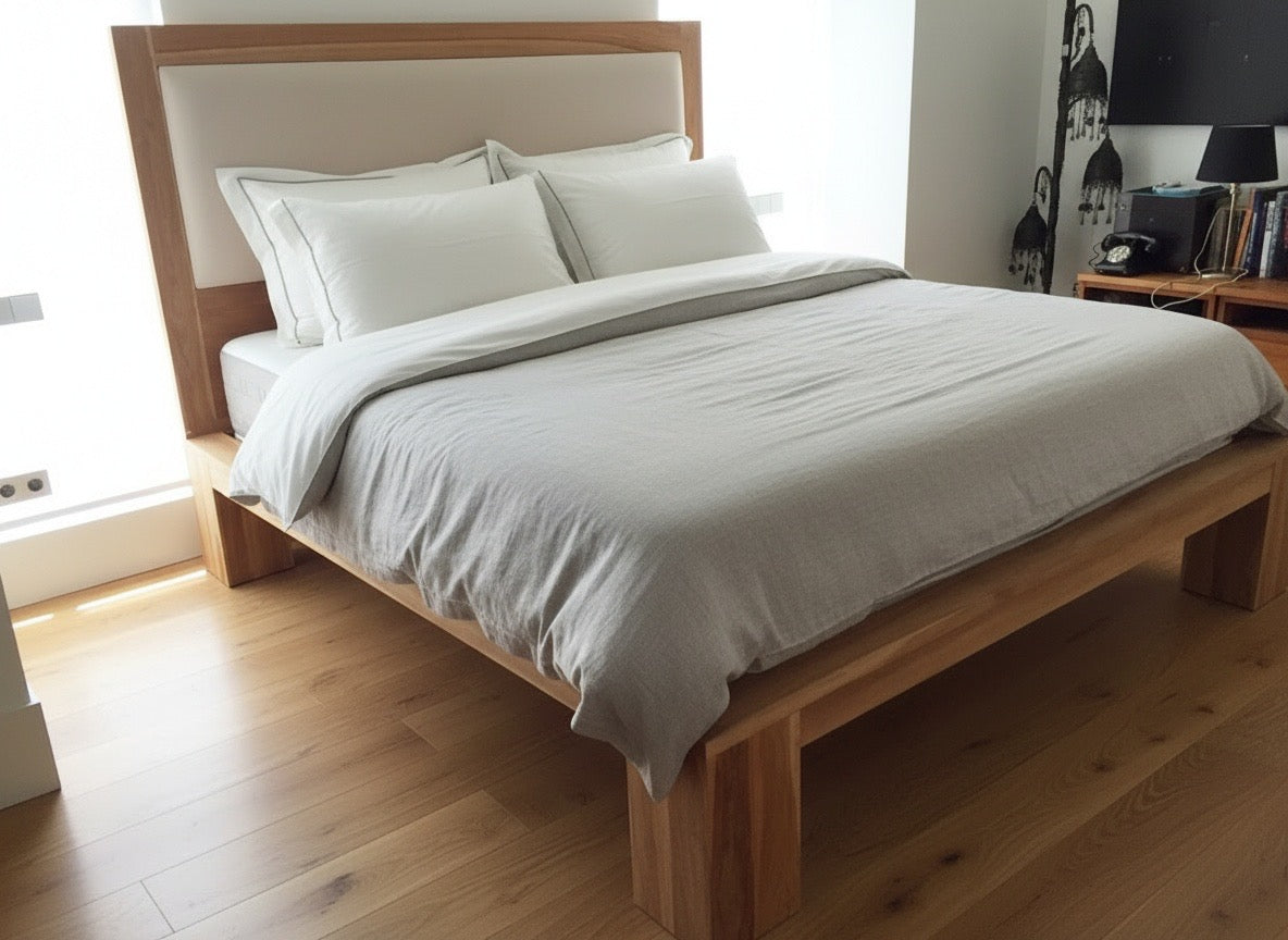 Cama en teca con cabecero tapizado a medida - AM-20097