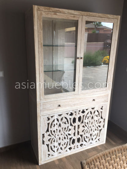 Vitrina a medida en teca blanco decapado con puertas talladas - AM-14387